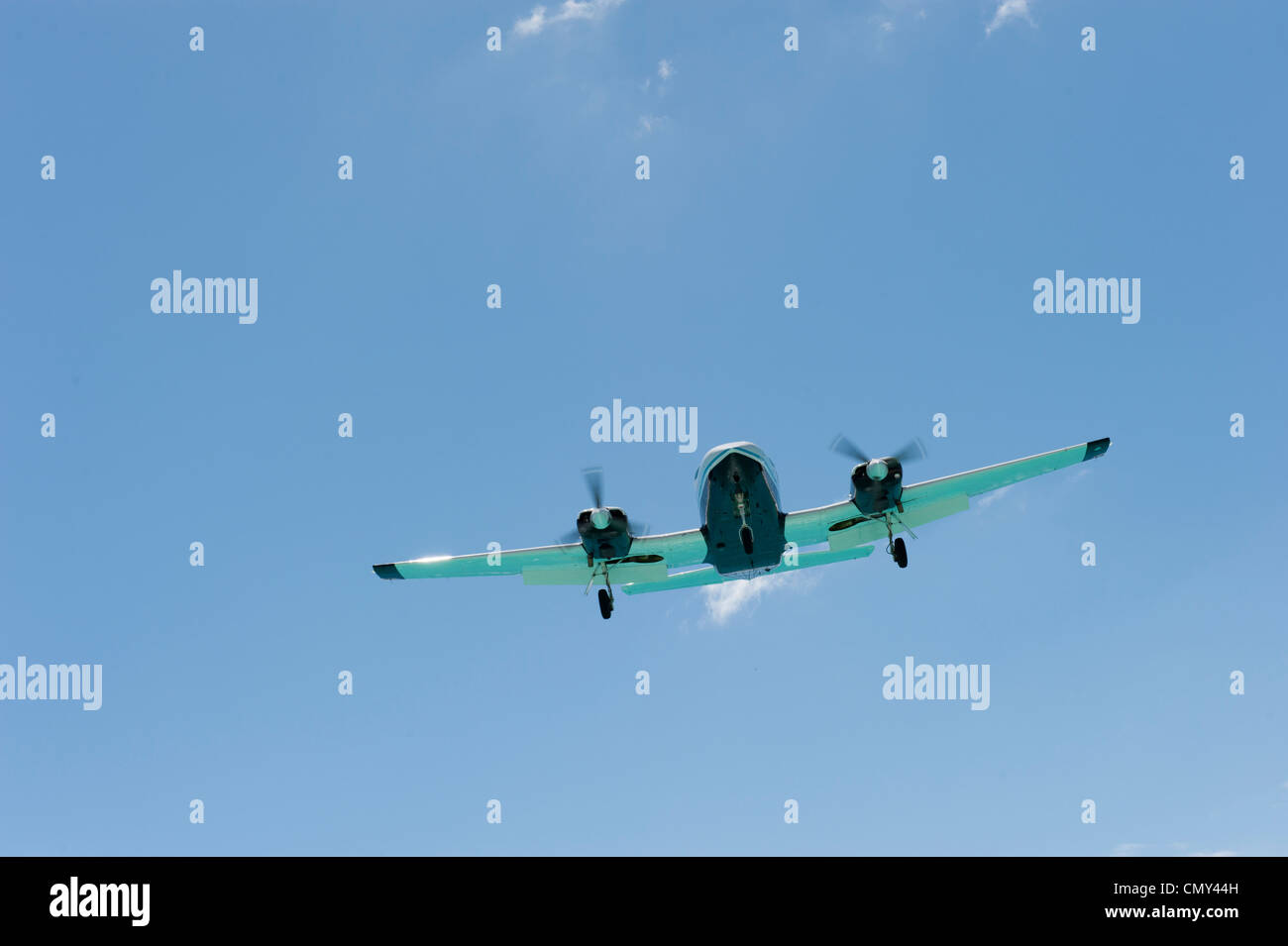 Un grande aeroplano atterrano su un'isola remota per una vacanza. Foto Stock