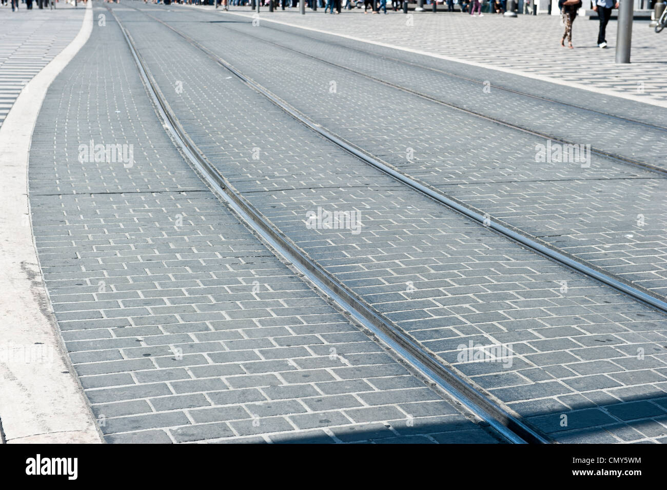 Chiudere il colpo di un grigio, curva tram strada in Francia. Foto Stock