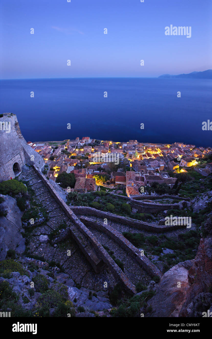 Vista notturna della 'Castello Inferiore" della "castletown' di Monemvasia. Foto scattata dal "Castello Superiore'. La Laconia, Grecia Foto Stock