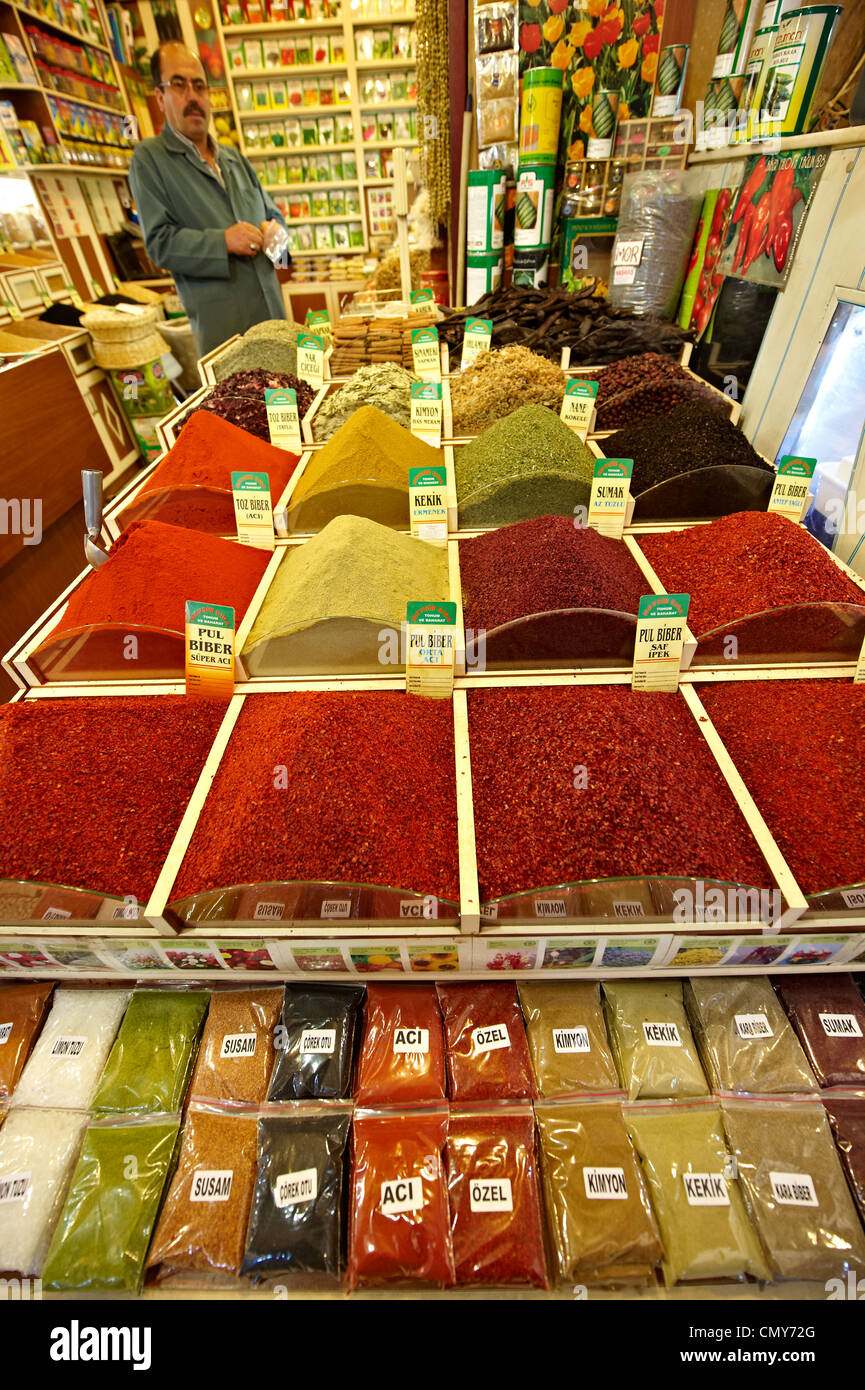 Negozio di spezie nel bazaar di Konya, Turchia Foto Stock