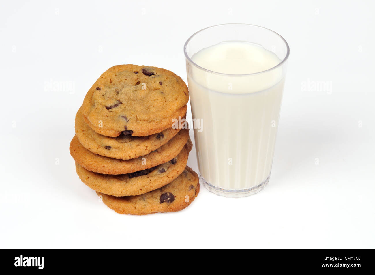 Pila di biscotti al cioccolato con un bicchiere di latte su sfondo bianco tagliato fuori Foto Stock