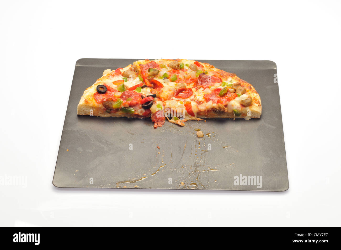 Caricata la pizza sulla teglia con salsiccia, salsiccia per pizza, verde e rosso e peperoni, cipolle e olive nere Foto Stock