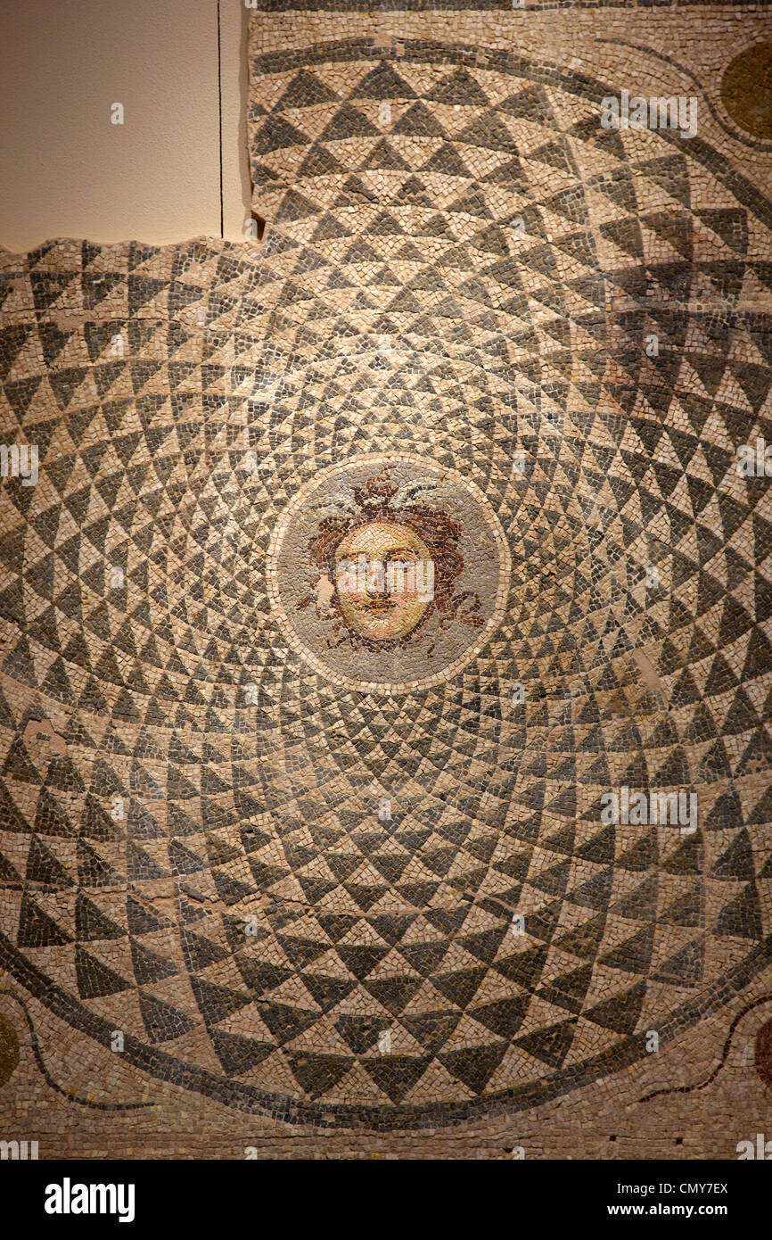La Medusa pavimento a mosaico (di epoca romana) presso il Museo Archeologico della città di Patrasso, Achaia, Peloponneso, Grecia Foto Stock