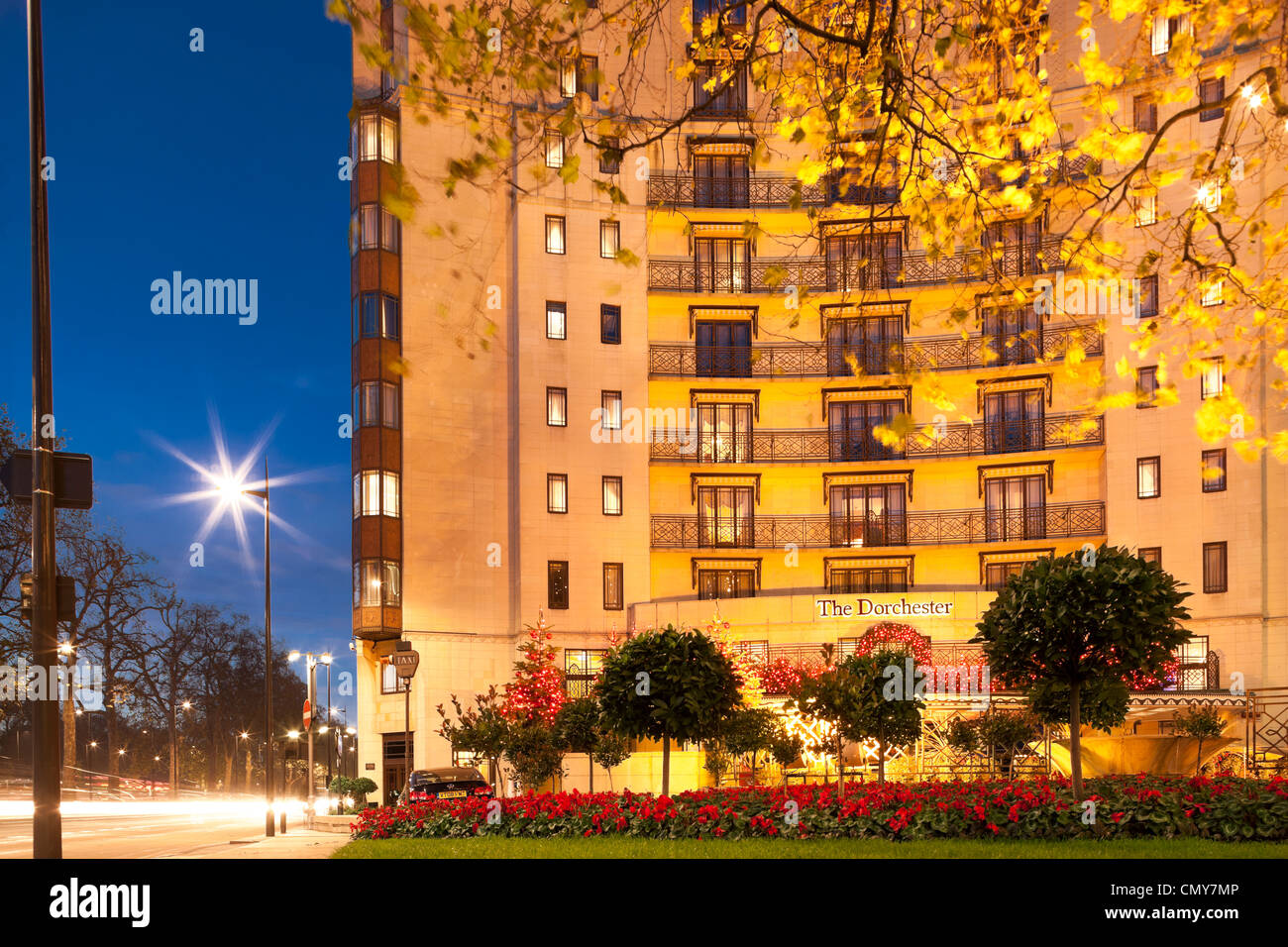 Il Dorchester Hotel Park Lane Londra con decorazioni di Natale al crepuscolo. Hotel di lusso a cinque stelle facciata di notte. Striature. Foto Stock