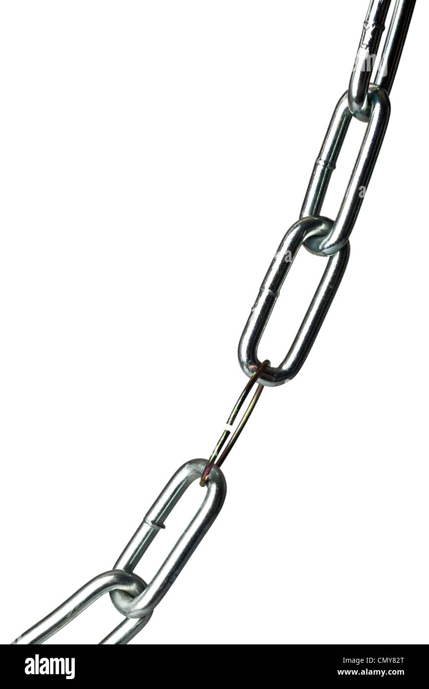 La catena di ferro con un debole collegamento isolato su sfondo bianco Foto Stock