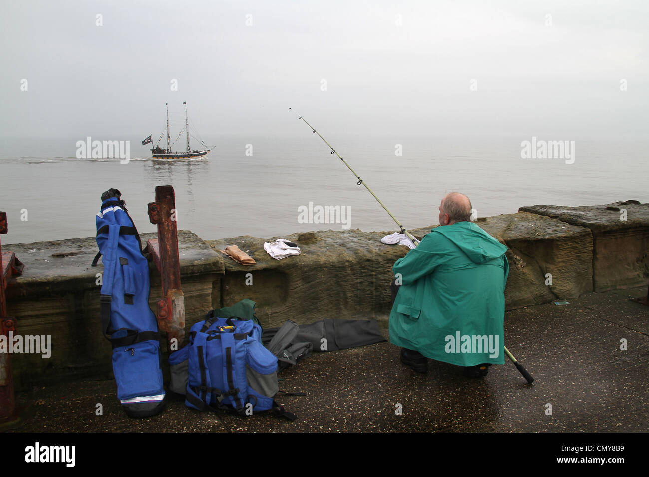 La pesca in mare dal porto di una parete. Foto Stock