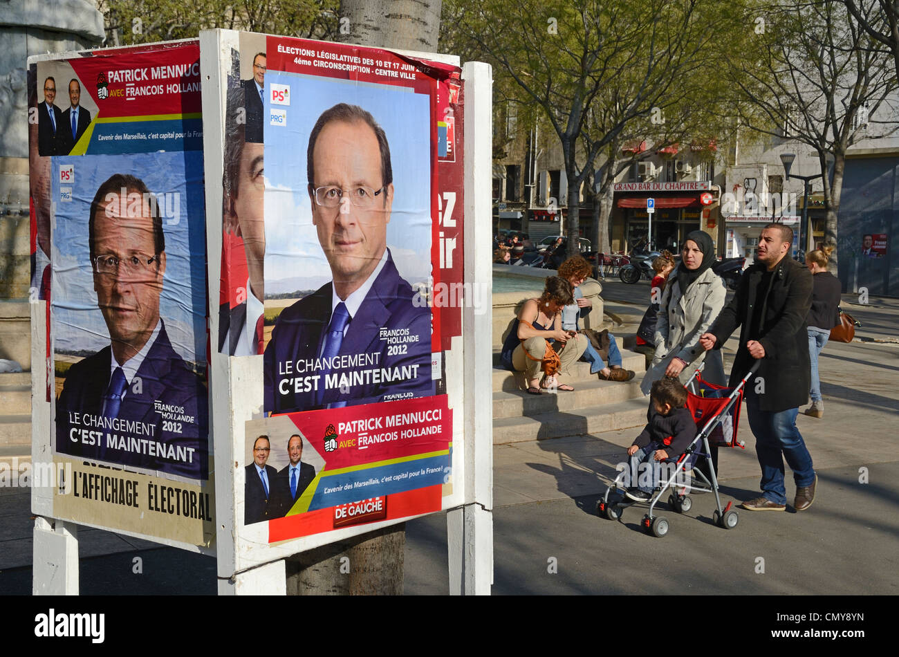 François Hollande Elezioni Presidenziali Poster e famiglia immigrata passato a piedi marsiglia francia Foto Stock