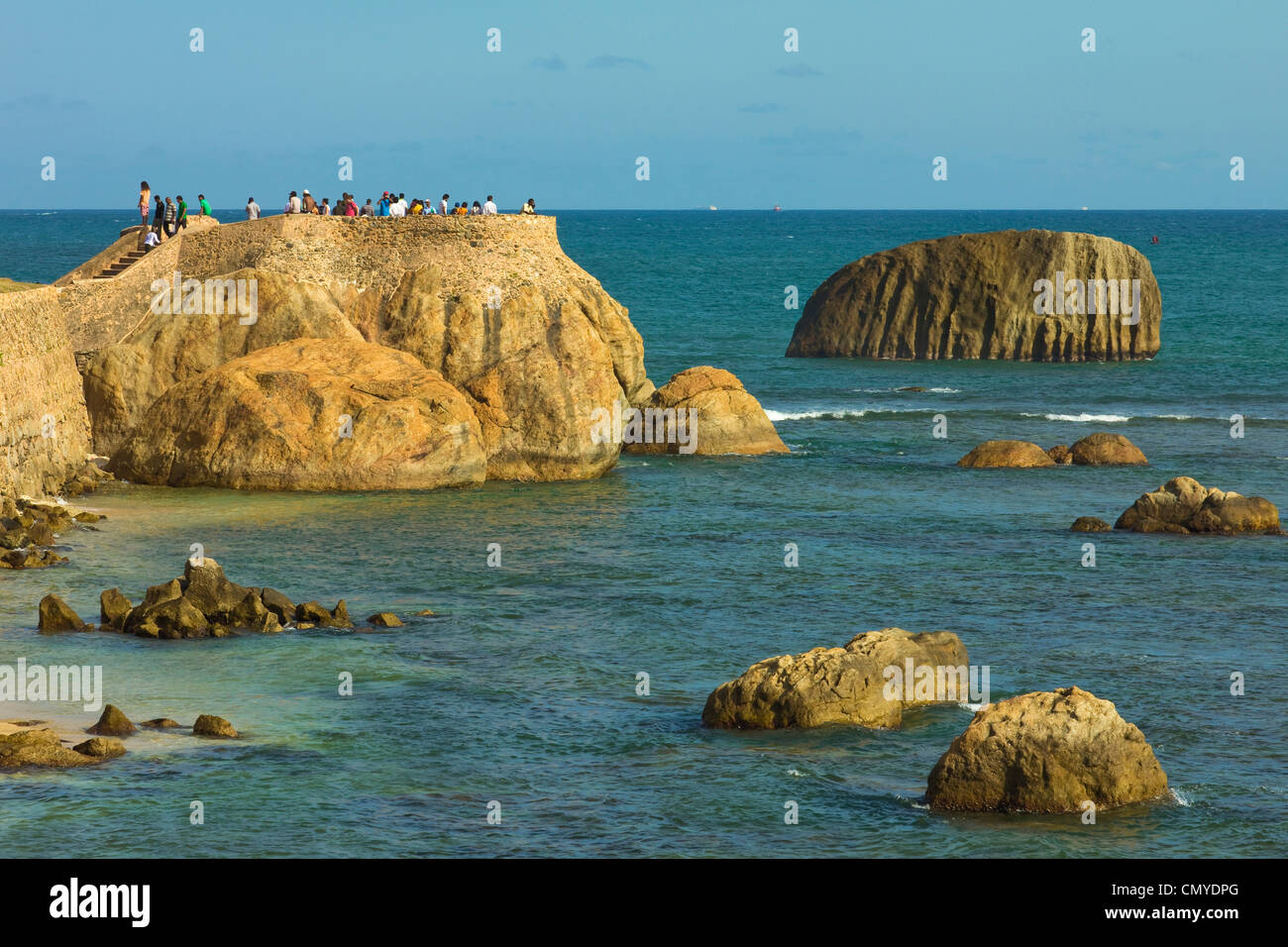 I turisti si riuniscono per il tramonto sulla bandiera Rock, uno del portoghese ex bastioni all'Old Fort olandese, Galle, Sri Lanka, Asia Foto Stock