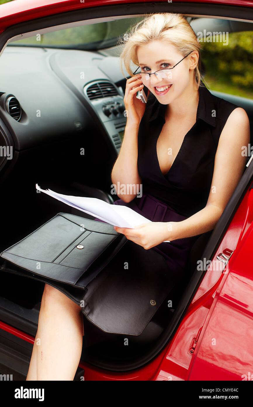 Attraente ragazza sedeva in auto Foto Stock