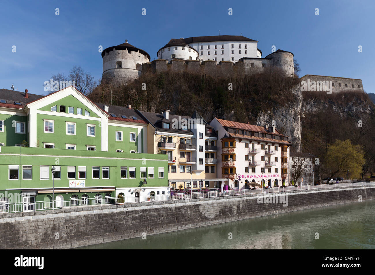 Kustein fortezza con fiume Inn; Kufstein, Tirolo, Austria, Europa Foto Stock