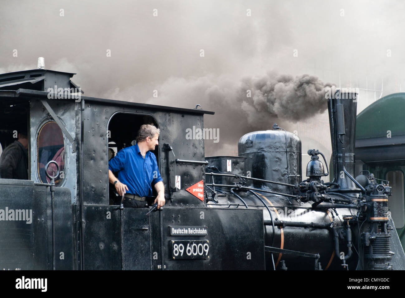 Un tedesco di locomotiva a vapore a vapore Hilbersdorf capannone vicino a Chemnitz, Germania con il driver del motore e fumo Foto Stock