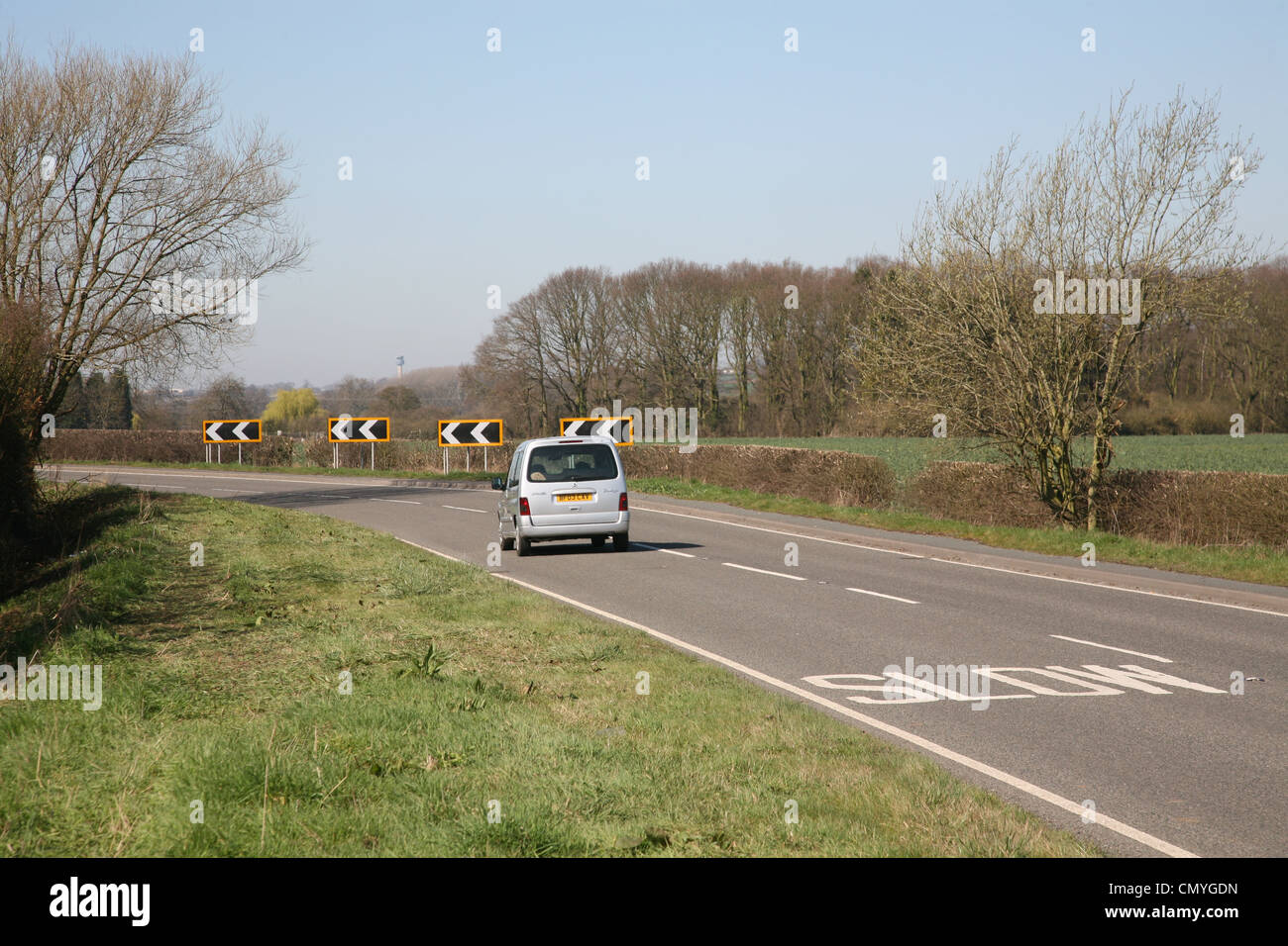 Segnaletica stradale driver di avvertimento di una curva a gomito in avanti Foto Stock