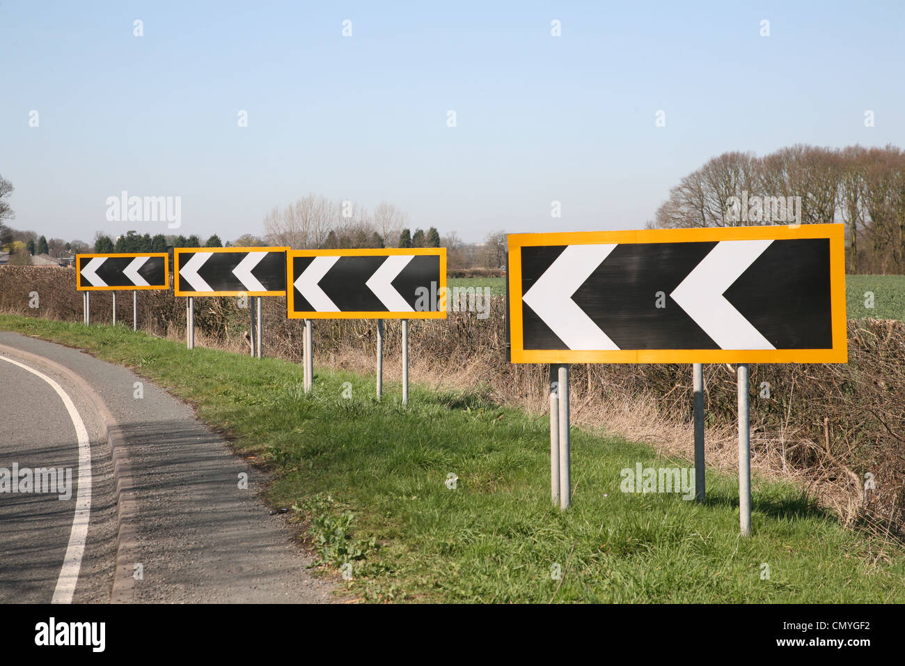 Segno di freccia driver di avvertimento di una curva Foto Stock