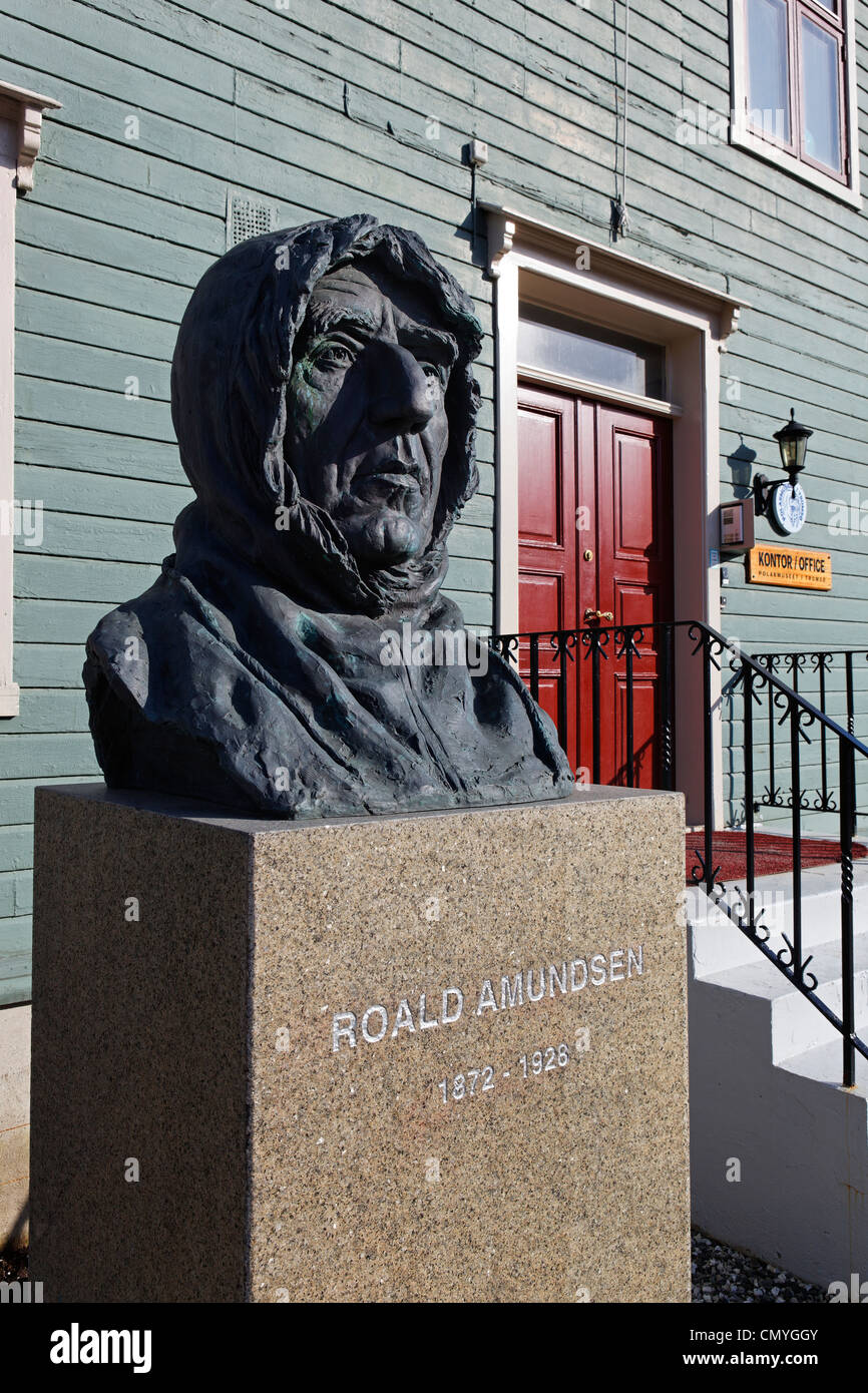 Norvegia, nella contea di Troms, Tromso, statua dell'esploratore Roald Amundsen ( 1872-1928 ) di fronte alla sede del circolo polare artico Foto Stock