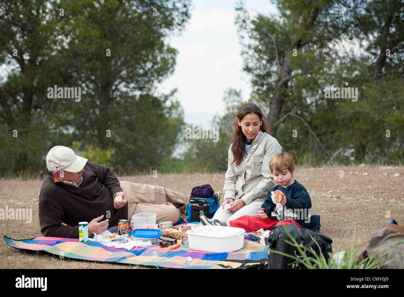 Famiglia picknick nella natura Foto Stock