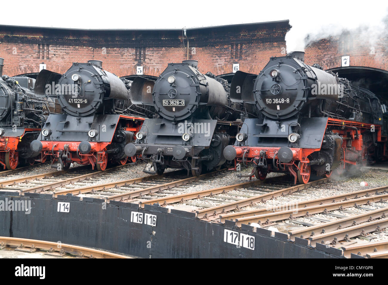 Tedesco di locomotive a vapore a vapore Hilbersdorf capannone vicino a Chemnitz, Germania sulla piattaforma girevole Foto Stock