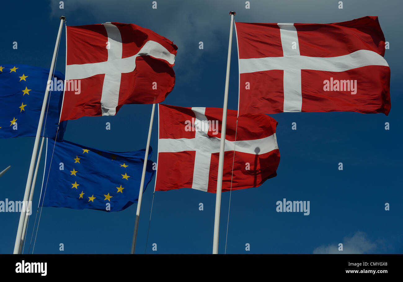 Danese e bandiera UE sono ritratte in Copenhagen, Danimarca, 30 marzo 2012. Foto Stock