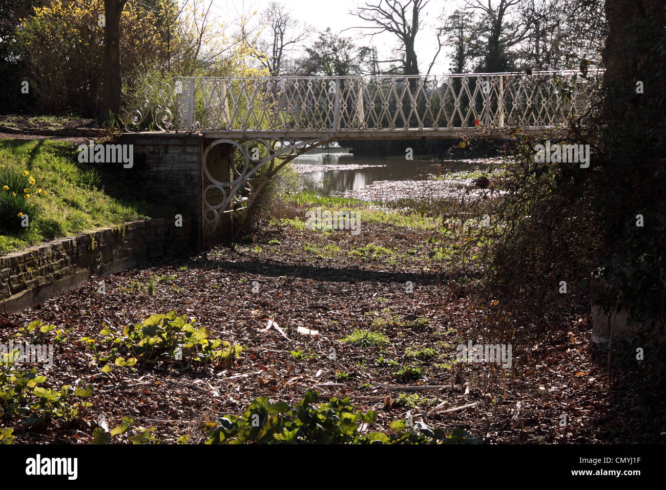 Condizioni di siccità al Spetchley Park Gardens, vicino a Worcester. Una volta esteso lago e flussi sono visto l'asciugatura. Foto Stock