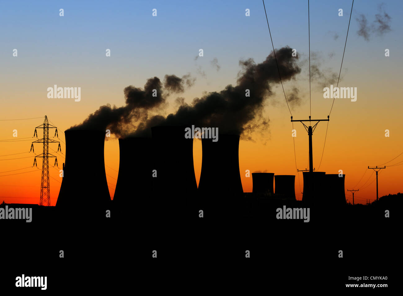 Un impianto ad energia nucleare durante il tramonto Foto Stock