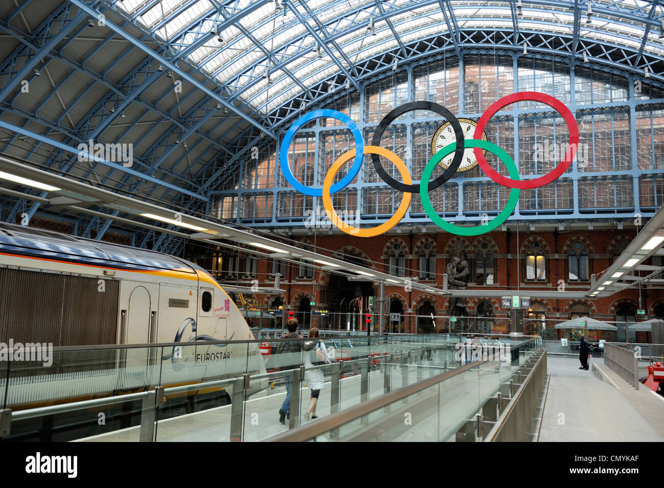 Regno Unito, Londra, St. Pancras treno Eurostar e tcouple sulla piattaforma con il simbolo dei Giochi Olimpici Foto Stock