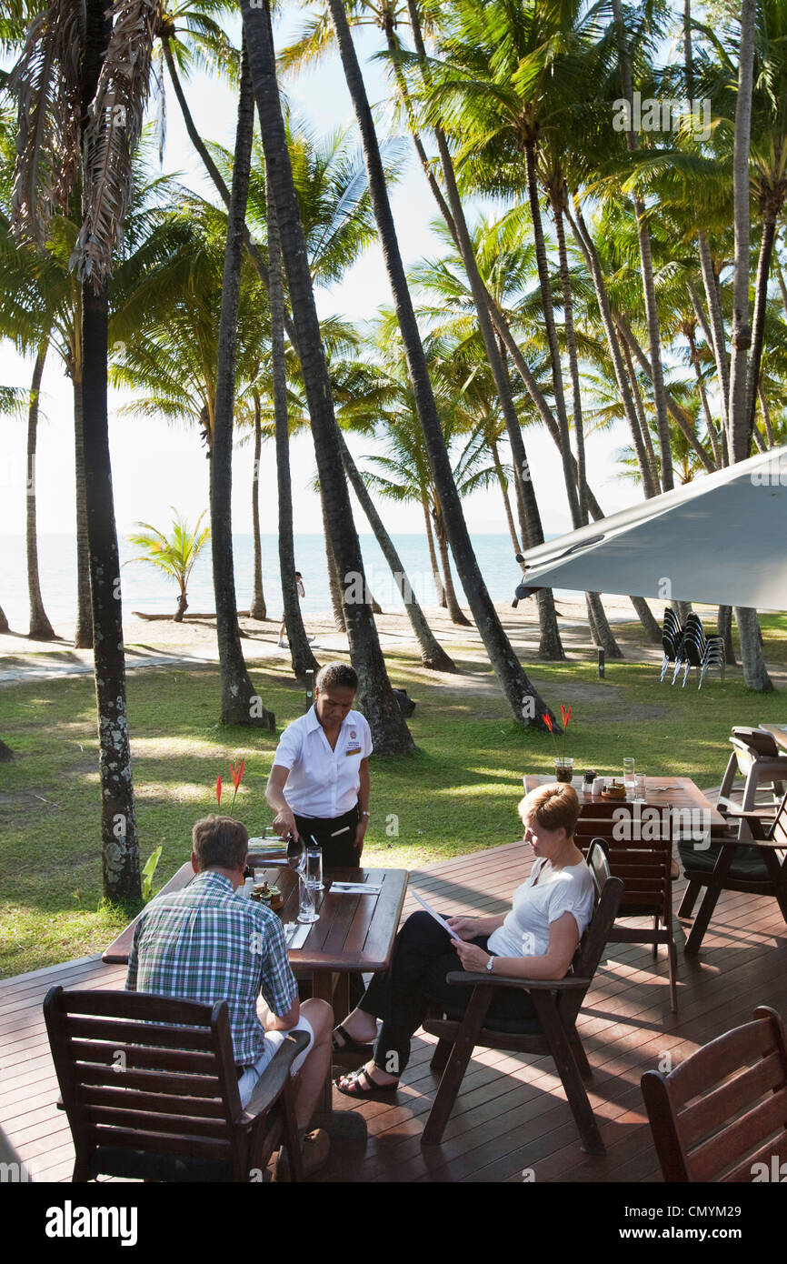 Ristorante sulla spiaggia a lontani orizzonti ristorante. Palm Cove, Cairns, Queensland, Australia Foto Stock