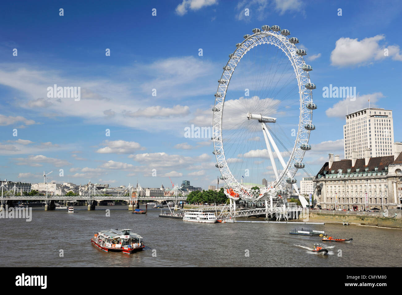 Regno Unito, Londra, Thames, ruota panoramica costruita per il 2000 e la misura 135 piedi alto sulle rive del Tamigi Foto Stock