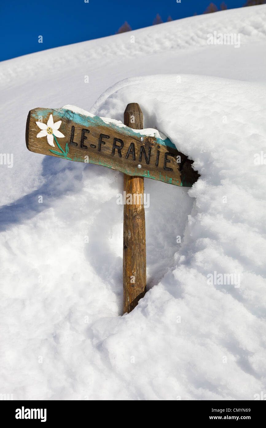 Francia, Savoie, Sainte Foy Tarentaise, cartello stradale della frazione di alta montagna di pascolo Franier Foto Stock