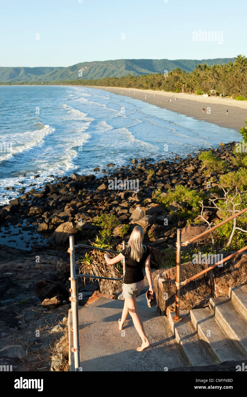 Donna che cammina via costiera a Four Mile Beach. Port Douglas, Queensland, Australia Foto Stock