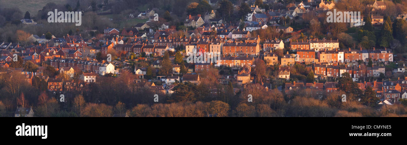 Le file di case sulla collina in Cotswold città mercato di Stroud, Gloucestershire, Regno Unito Foto Stock