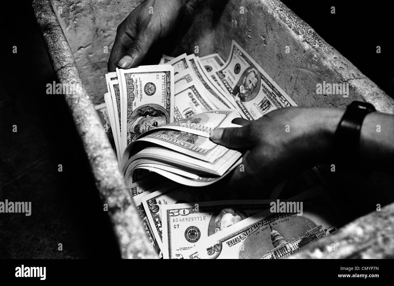 Un poliziotto visualizza una scatola piena di denaro contraffatto scoprire in una stampante sotterranea in Colombia Foto Stock