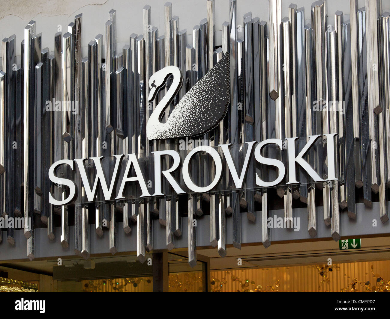 Segno di Swarovski con il logo del cigno sul negozio a Bruxelles, in Belgio Foto Stock