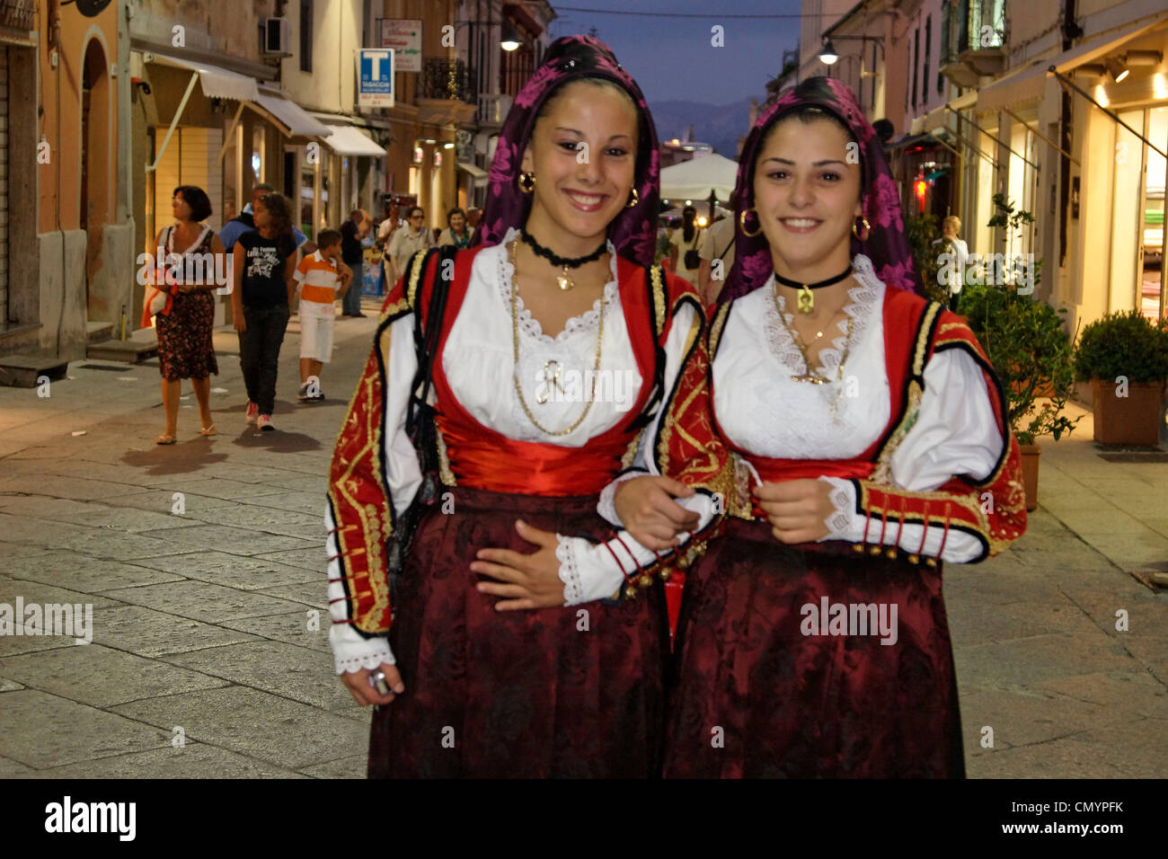 Italia Sardegna Olbia, donne con costumi tradizionali su Main Street Foto  stock - Alamy