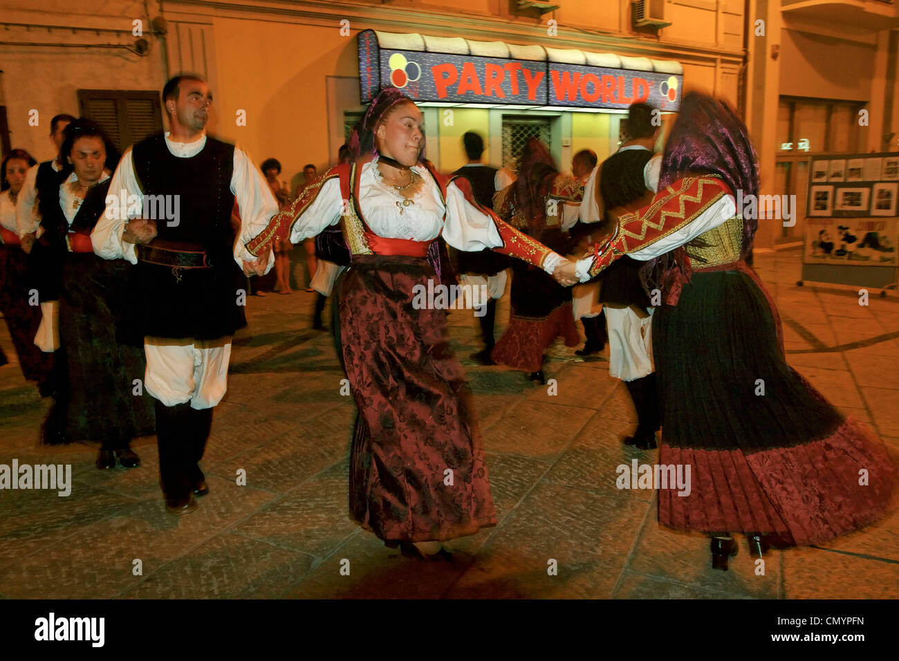 Italia Sardegna Olbia, performance di danza con costumi tradizionali Foto Stock