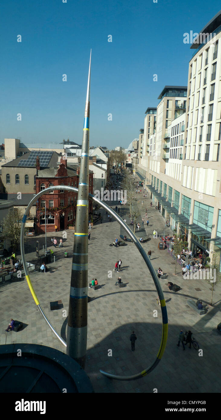 Vista alta del centro di Cardiff, della scultura e della strada pedonale per lo shopping di Hayes dall'interno della Biblioteca di Cardiff nel Galles del Regno Unito KATHY DEWITT Foto Stock
