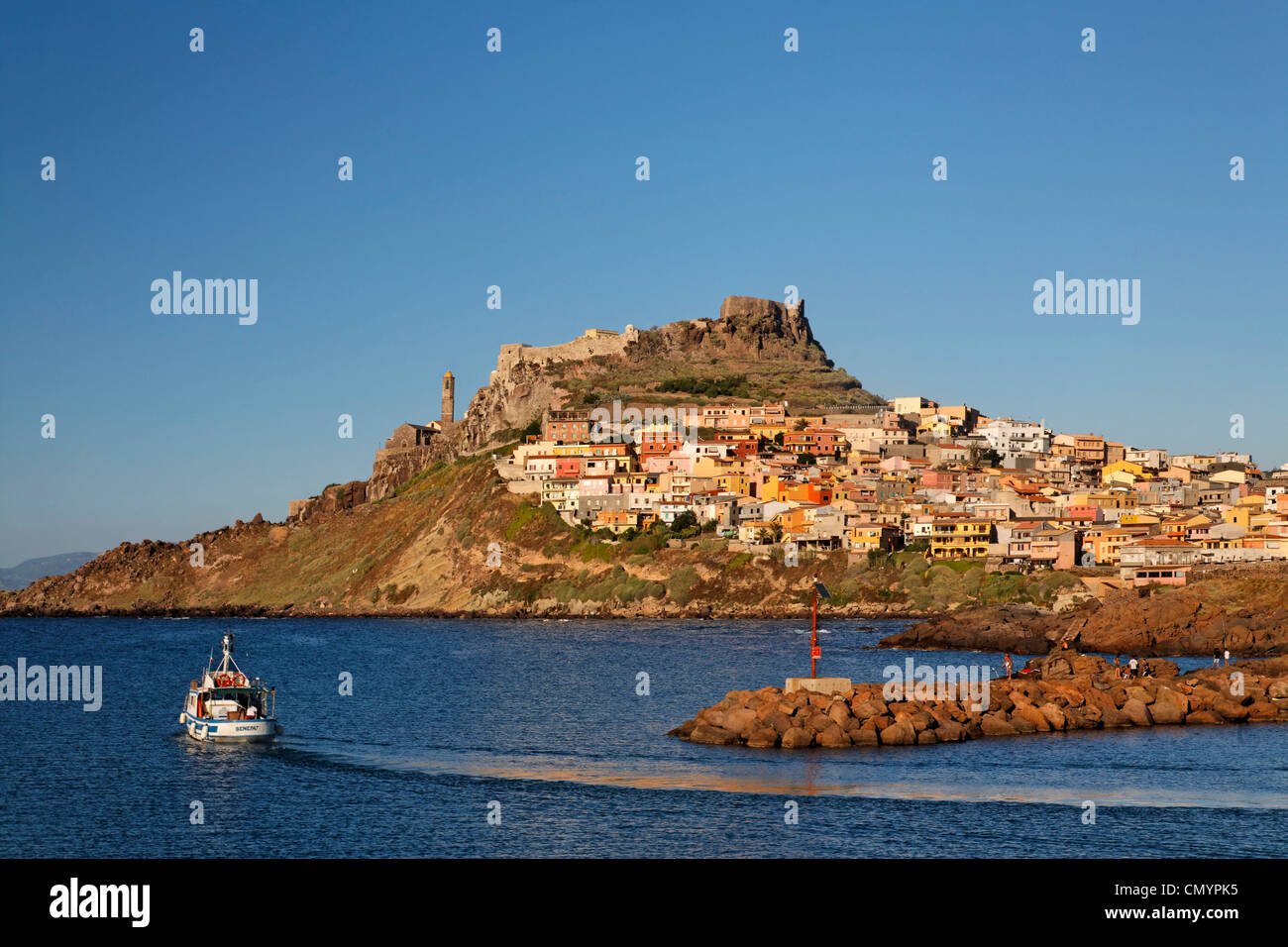 Italia Sardegna Castelsardo villaggio barca da pesca Foto Stock