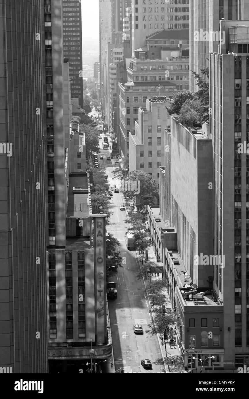 Una vista da sopra di una New York City di molti viali. Foto Stock