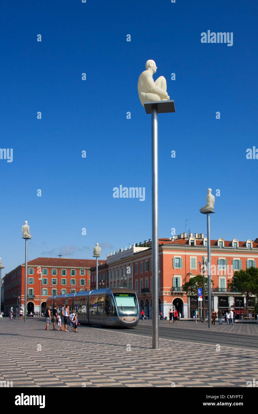 Francia, Francese Reviera, Nizza, Place Massena, nuovo tram, sculture Foto Stock