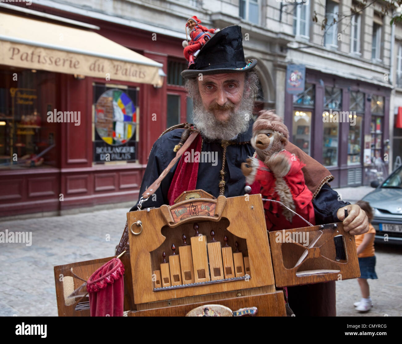 L'artista di strada con organo a mano nella storica costum con Vieux Lyon, centro della città vecchia di Lione Rodano Alpi, Francia, Centro Storico, U Foto Stock