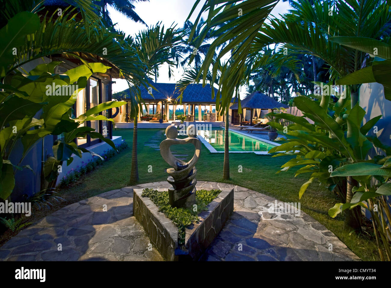 Privat Villa Pleiadi con piscina circondato da campi di riso in Ubud Bali Indonesia Foto Stock