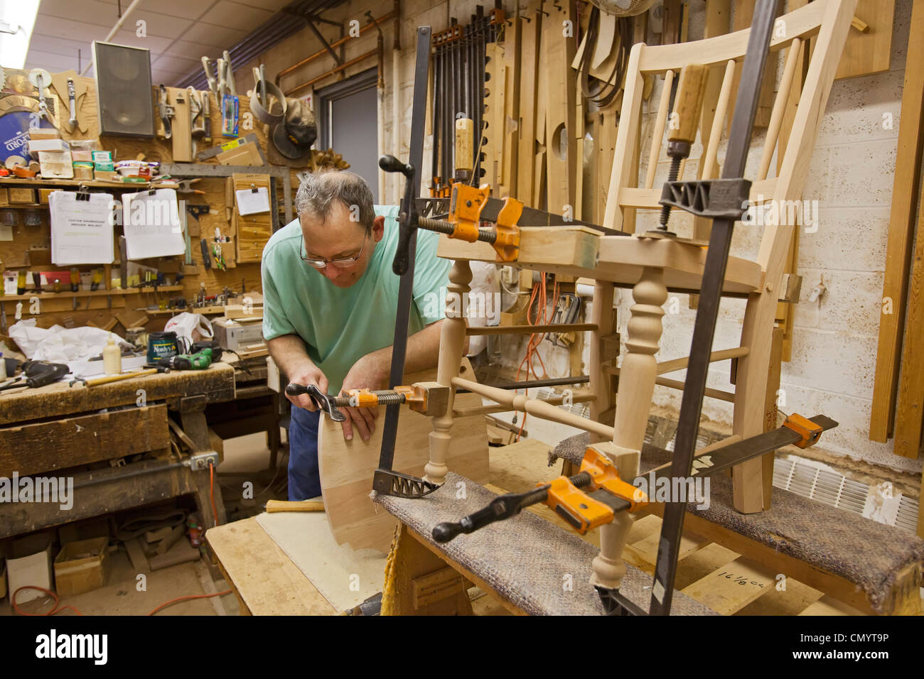 Fabbricazione di mobili al Amana Mobili & Clock Shop Foto Stock