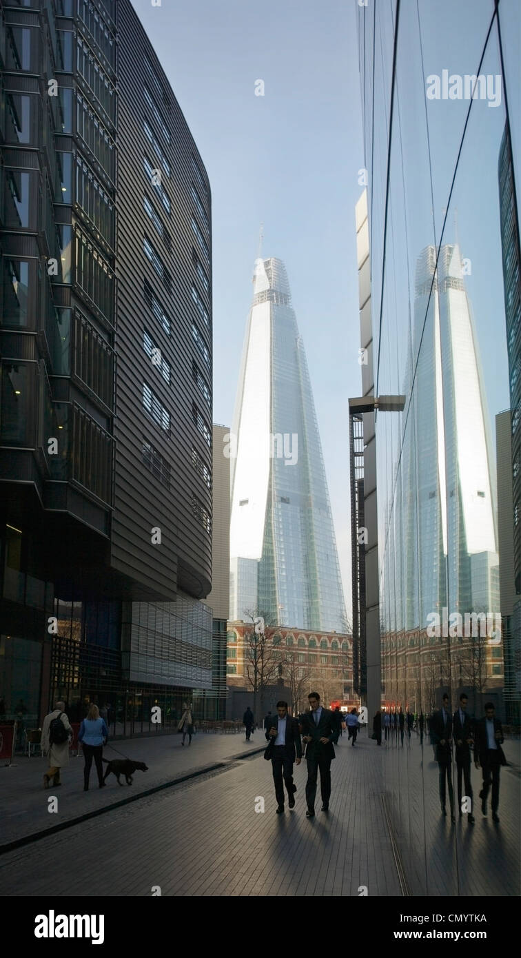 Persone che passeggiano lungo la zona pedonale a più London, Londra, Regno Unito. Foto Stock