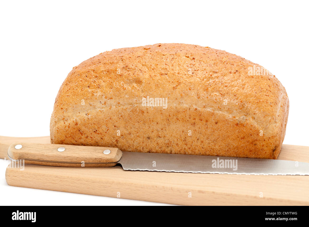 Tutto fresco il pane e il coltello sul pane-board Foto Stock