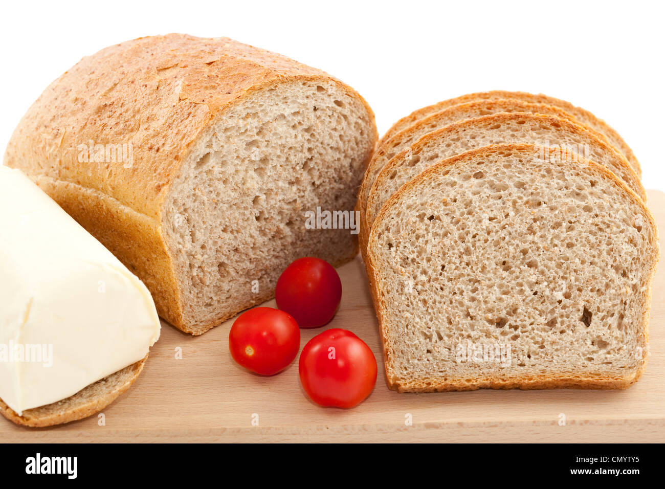 Metà del pane e fette di pane su sfondo bianco Foto Stock