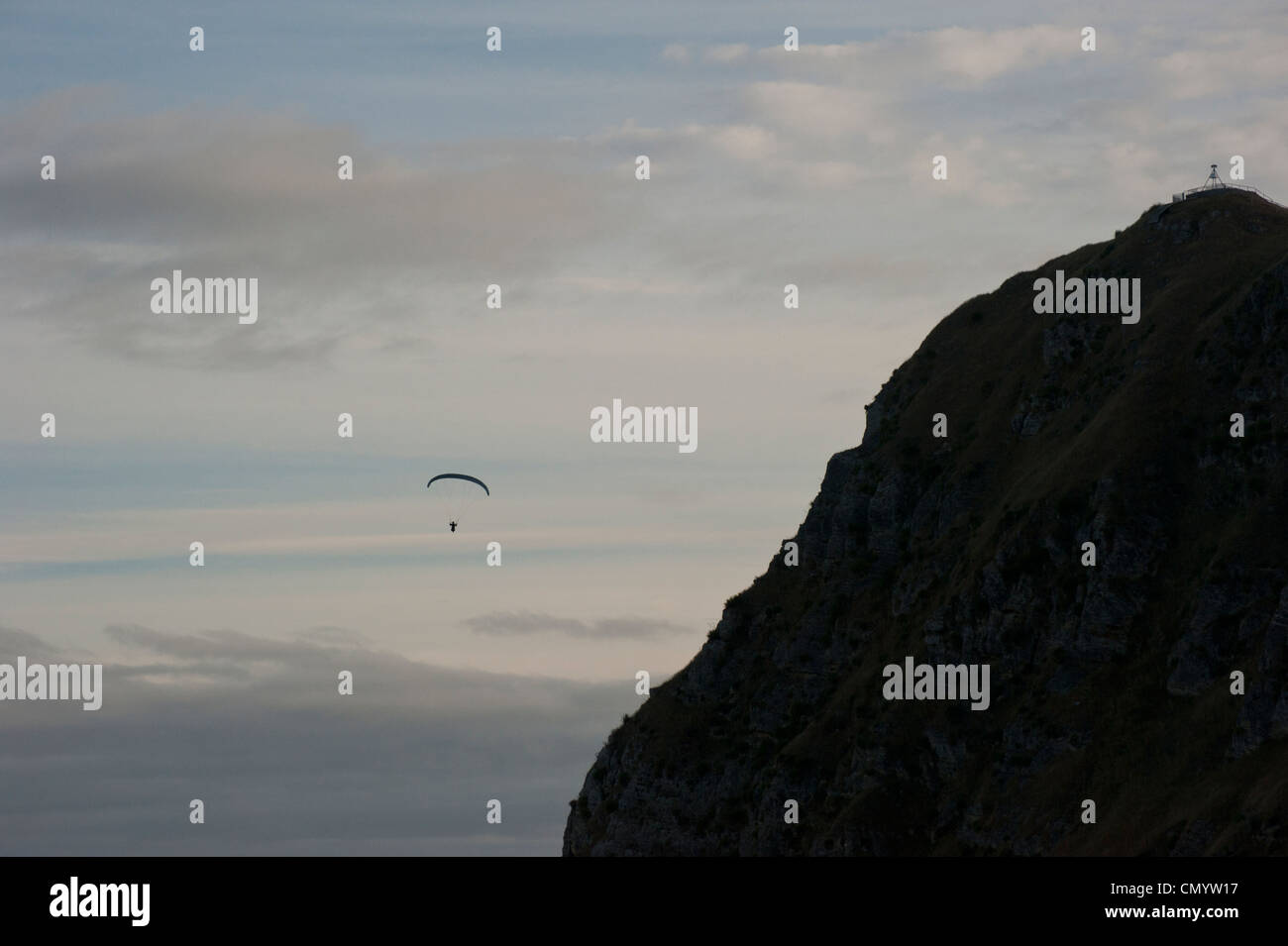 Parapendio al tramonto, a Te Mata picco, nei pressi di Havelock North nel Hawkes Bay regione della Nuova Zelanda. Foto Stock