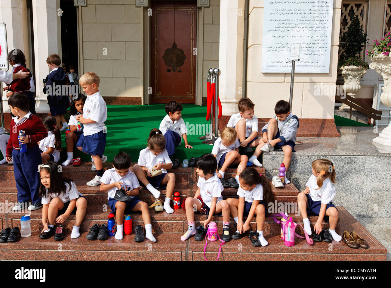 La Moschea di Jumeirah, la classe scolastica, visitatori, Dubai, Emirati Arabi Uniti Foto Stock