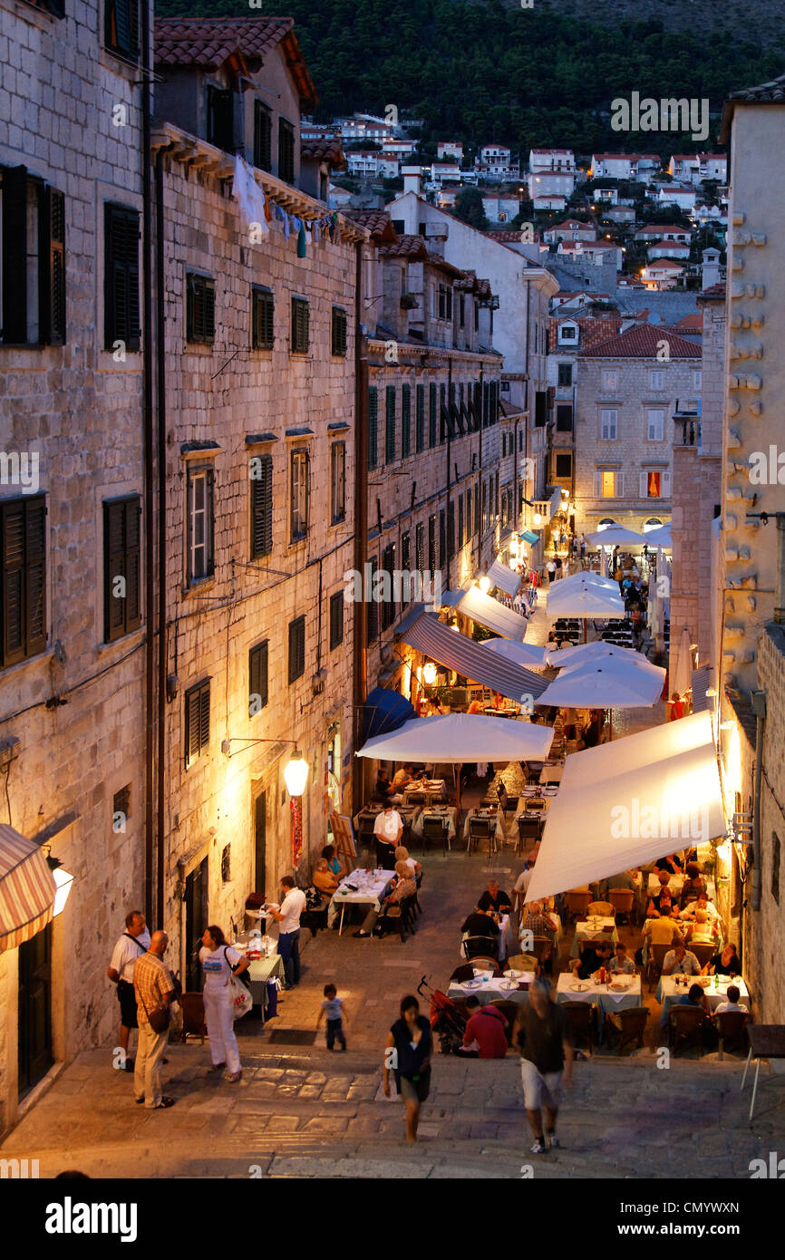 Bar e ristoranti nel centro della città vecchia di Dubrovnik in serata, Croazia Foto Stock