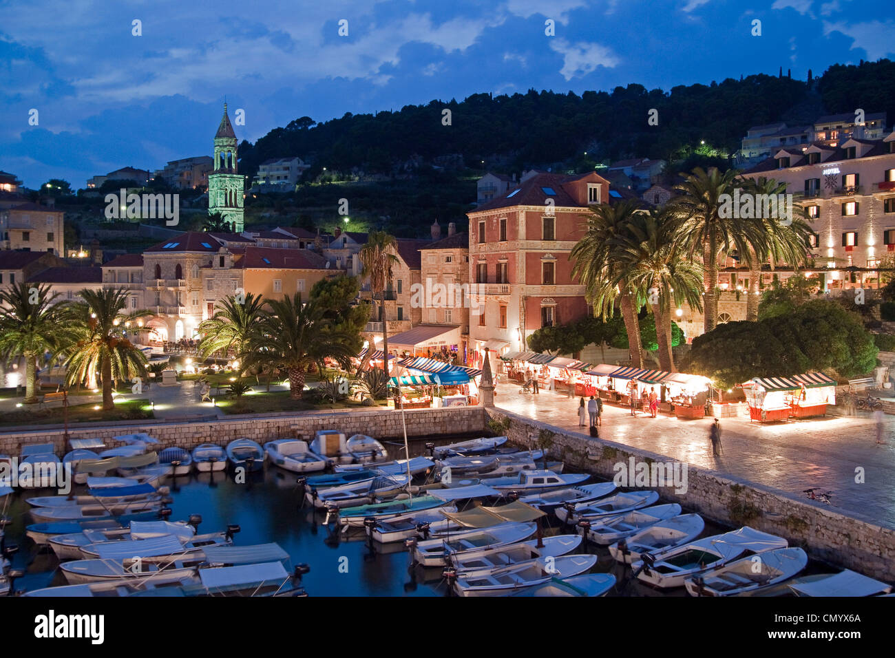 Piccolo porto di Hvar al crepuscolo, Croazia Foto Stock