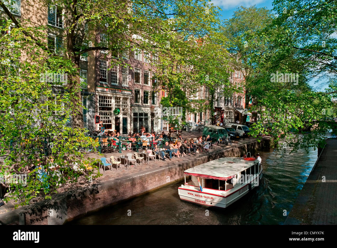 Cafe su un ponte sul canale, quartiere Jordaan, Amsterdam, Olanda Foto Stock