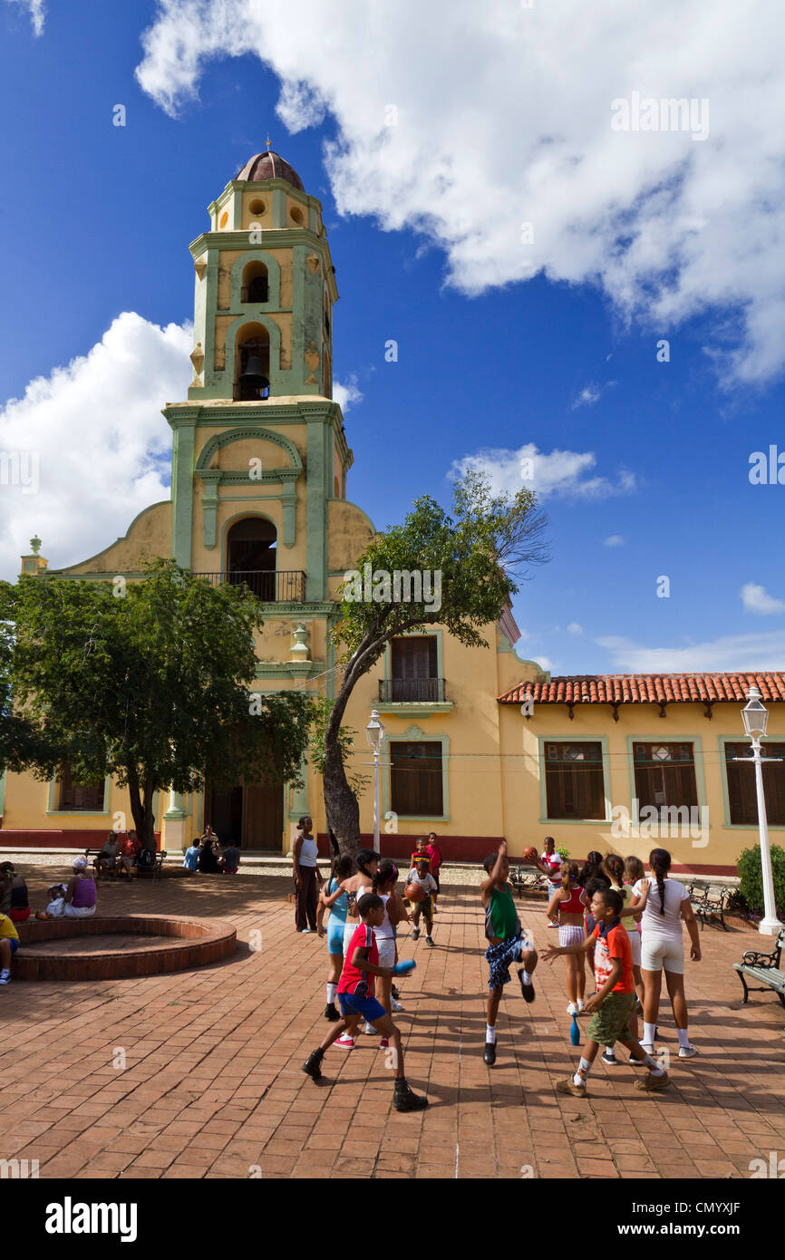 Scuola di sport di classe, campanile di Iglesia y Convento de San Francisco, Trinidad, Cuba, Antille Maggiori, Antille, Caraibi, W Foto Stock