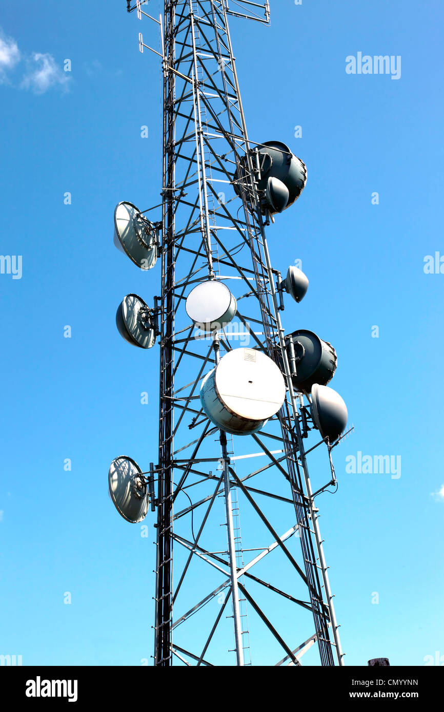 Parabole satellitari, telecomunicazione e ripetitori cellulari tecnologia. Foto Stock
